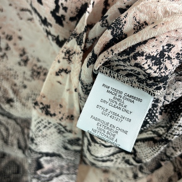 Joie 100% Silk Snakeskin Print Short Sleeve Blouse size Large Light Pink & Grey - Picture 4 of 7
